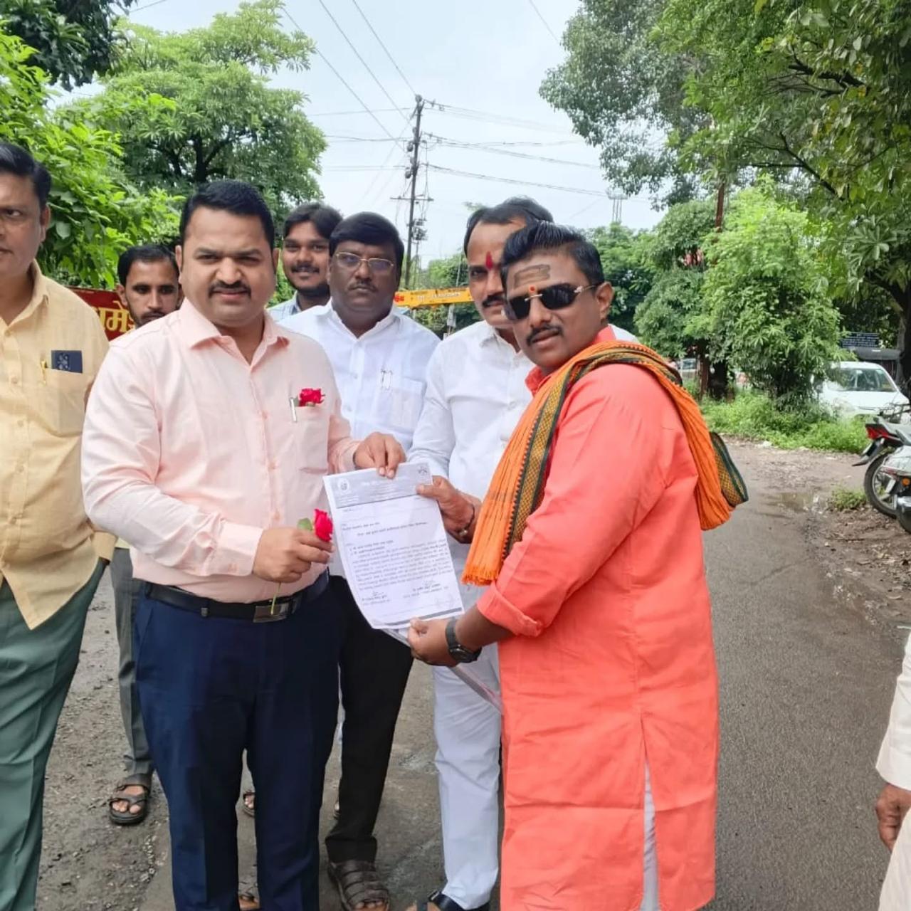 आज विश्व हिंदू महासंघाचे पश्चिम महाराष्ट्र प्रांताचे महामंत्री सतीशजी आनंदकर यांनी आज मुख्यमंत्री सहाय्यता निधी कक्षाचे प्रमुख मंगेशजी चिवटे साहेब यांची भेट घेतली आणि येणाऱ्या आगामी काळात कोजागिरी पौर्णिमेच्या निमित्ताने आरोग्य शिबिराचा आयोजन विश्व हिंदू महासंघ आणि शिवसेना वैद्यकीय सहाय्यता कक्ष यांच्या संयुक्त विद्यमानाने करण्यात येणार आहे त्यानिमित्ताने मंगेशजी चिवटे यांची भेट घेण्यात आली.